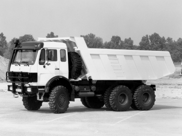 Полноприводный самосвал Mercedes-Benz 6x6, или отличный самосвал с полным приводом.