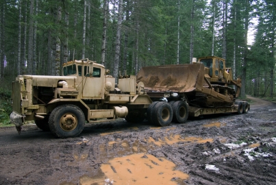 Oshkosh C-HET 8x6 седельный тягач тяжеловоз на перевозке тяжелых бульдозеров в условиях бездорожья. Продажа тяжелых тягачей с тралами тяжеловозами.