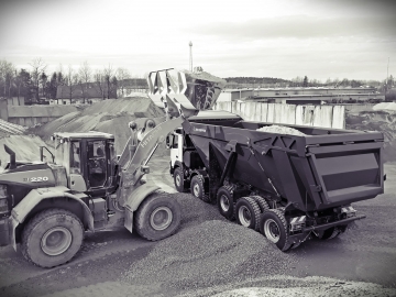 Самосвал для горных работ Volvo FMX Mining грузоподъемностью 55 тонн в работе. Продажа карьерных автосамосвалов Вольво.