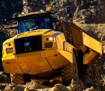 Шарнирный думпер землевоз CAT-725