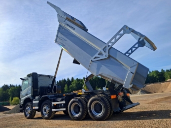Купить карьерный самосвал в наличии Volvo FMX