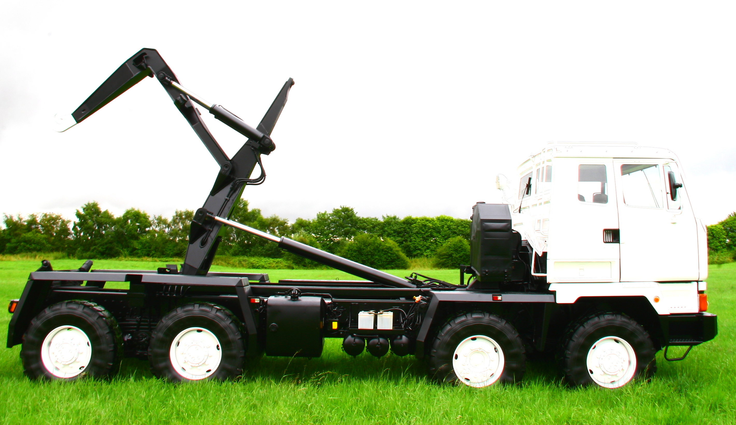 traktor_na_baze_shassi_gruzovogo_avtomobilya_agrotruck