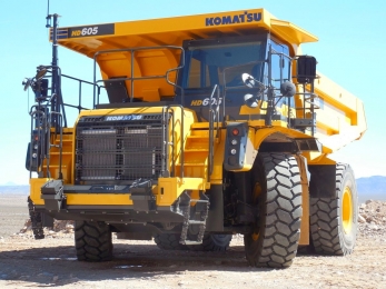 Komatsu HD605 самосвал перевозка полезных ископаемых
